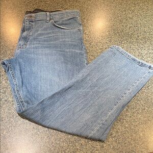 Wrangler’s Relaxed Fit 5 pocket Classic Blue Denim Jeans 38x32